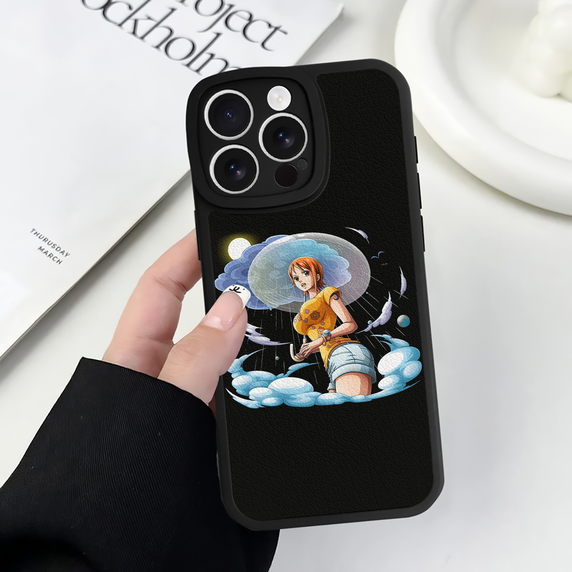 （画像用） ワンピース ナミ ONE PIECE Nami 【iPhone 16シリーズ対応】シリコンスマホケース（レザー調） 材質：シリコン